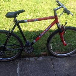 GIANT men's bike 26" wheels,21 gears,21" frame,front suspention,bottle holder