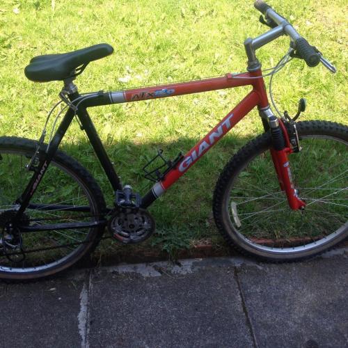 GIANT men's bike 26" wheels,21 gears,21" frame,front suspention,bottle holder