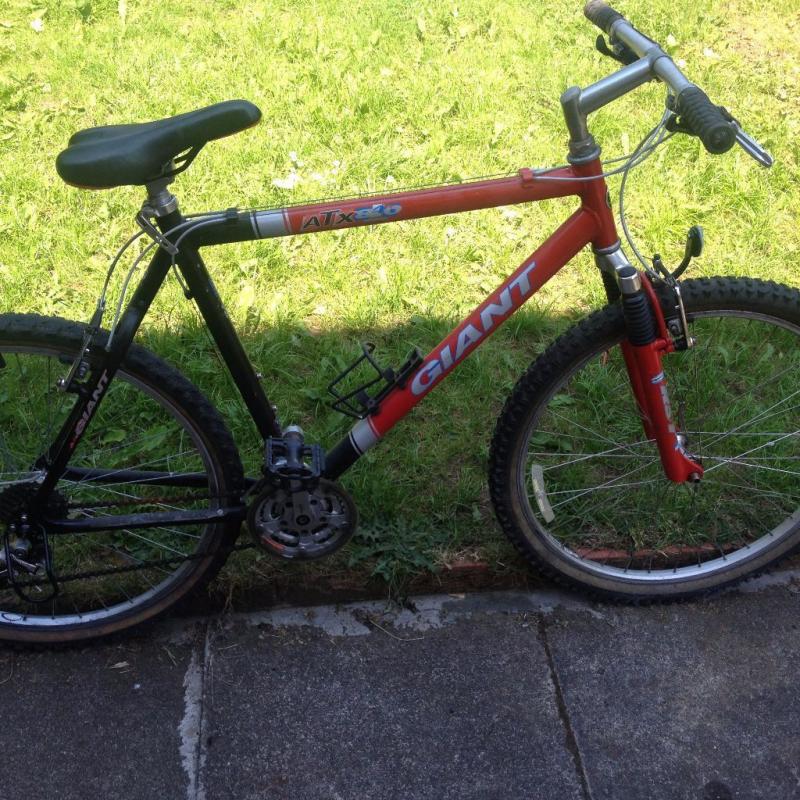 GIANT men's bike 26" wheels,21 gears,21" frame,front suspention,bottle holder