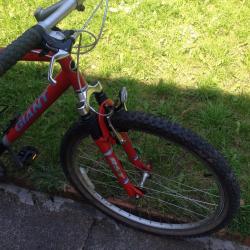 GIANT men's bike 26" wheels,21 gears,21" frame,front suspention,bottle holder