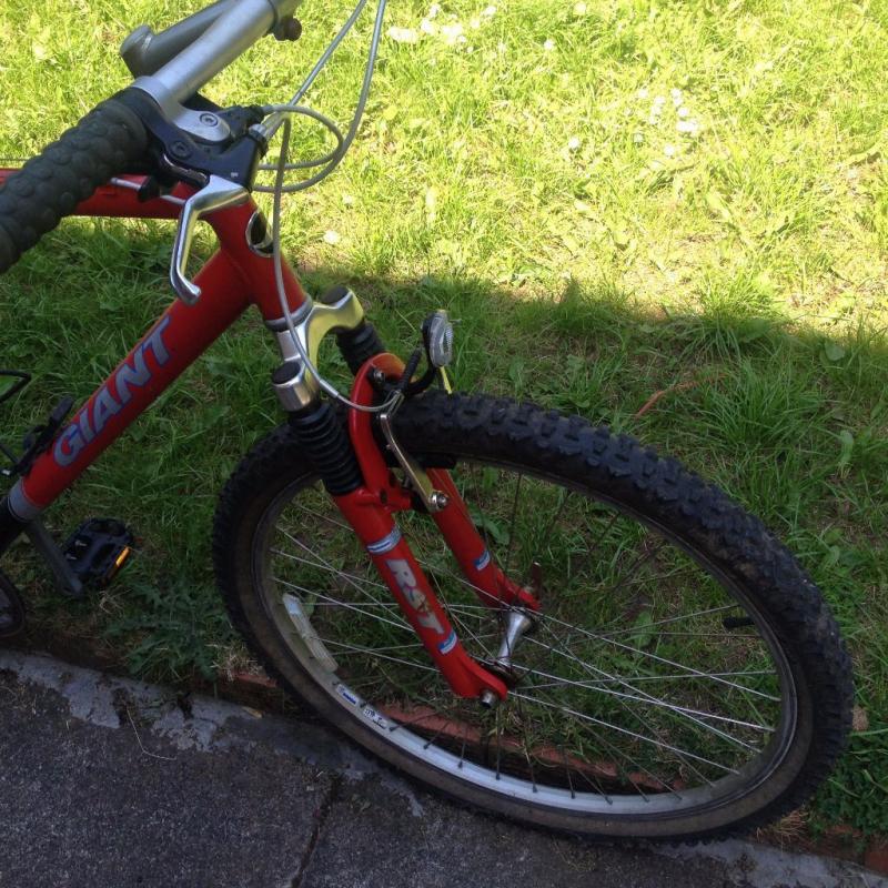 GIANT men's bike 26" wheels,21 gears,21" frame,front suspention,bottle holder