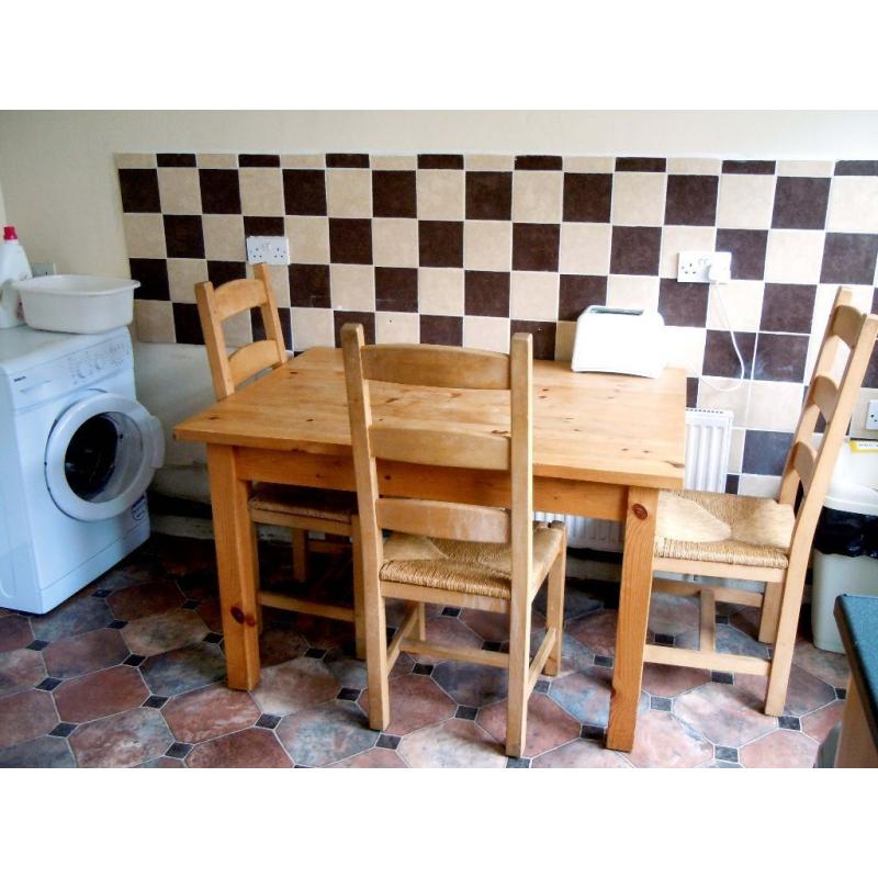 Large Double Room in Canning Town with garage (if needed). All bills included. wi-fi. Close to Excel