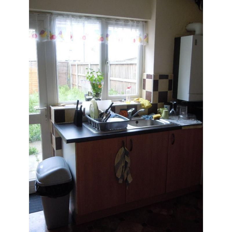 Large Double Room in Canning Town with garage (if needed). All bills included. wi-fi. Close to Excel