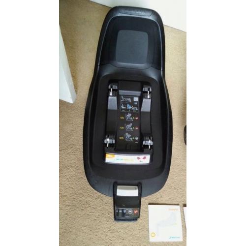 Maxi Cosi Pebble car seat and 2way fix isofix car base in excellent condition