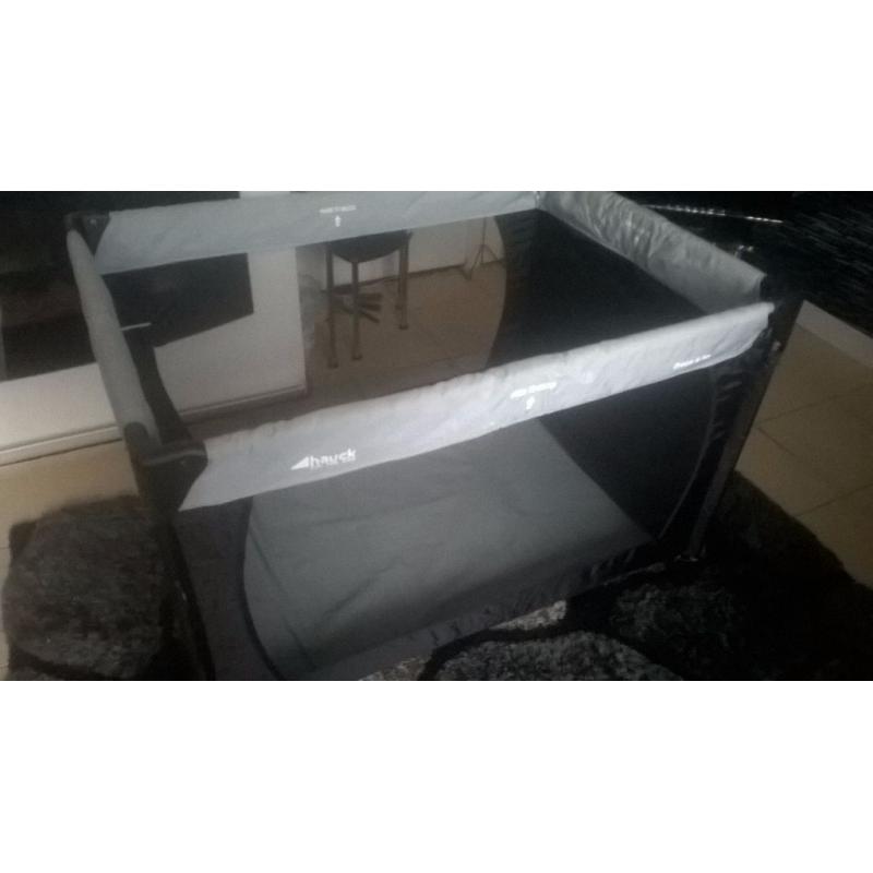 HAUCK DREAM N PLAY TRAVEL COT / PLAYPEN IDEAL FOR HOLIDAYS ECT