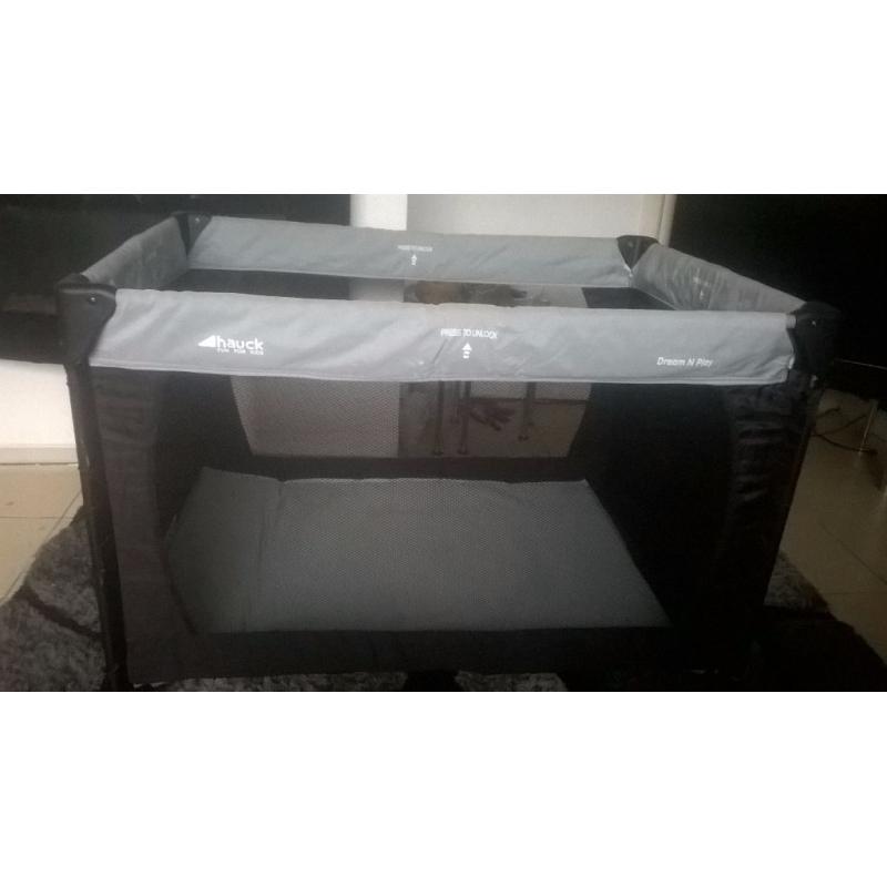 HAUCK DREAM N PLAY TRAVEL COT / PLAYPEN IDEAL FOR HOLIDAYS ECT