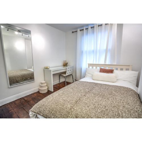 SHORT LETS AVAILABLE. Large double room near Kennington. Don't miss out - book your viewing now!