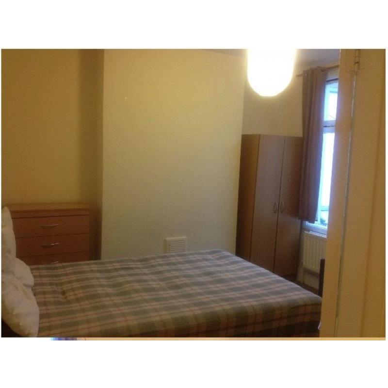 Double room to rent in a nice flat with only 2 young lady.
