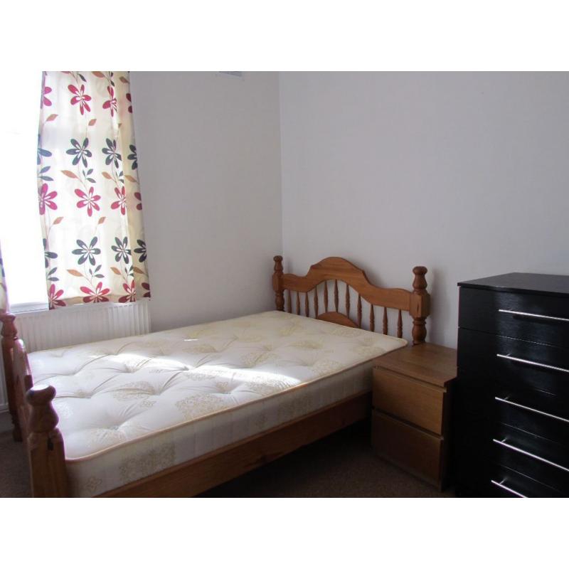 DOUBLE ROOM TO RENT NEAR MARYLAND STATION AND STARTFORD STATION ** NO DEPOSIT REQUIRED