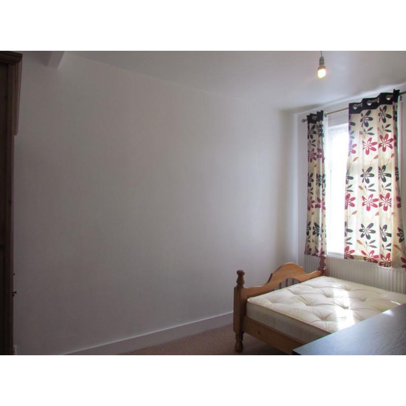 DOUBLE ROOM TO RENT NEAR MARYLAND STATION AND STARTFORD STATION ** NO DEPOSIT REQUIRED