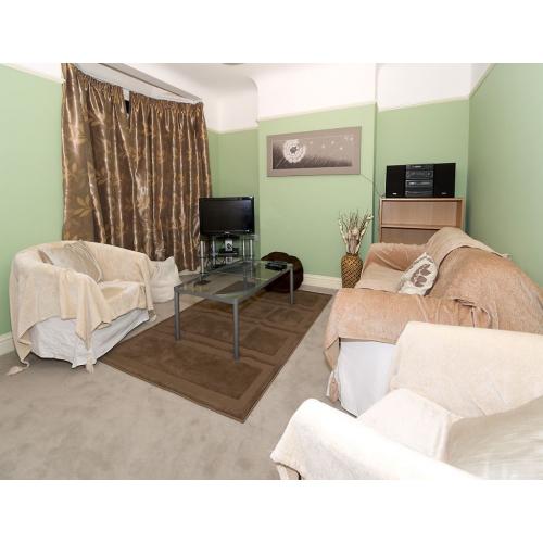 Lovely double room in flat share with ONLY 2 people