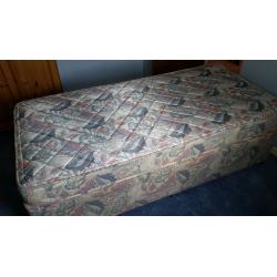 Single divan Bed - 2 drawers - Good condition