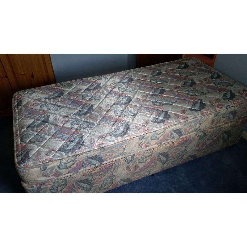 Single divan Bed - 2 drawers - Good condition