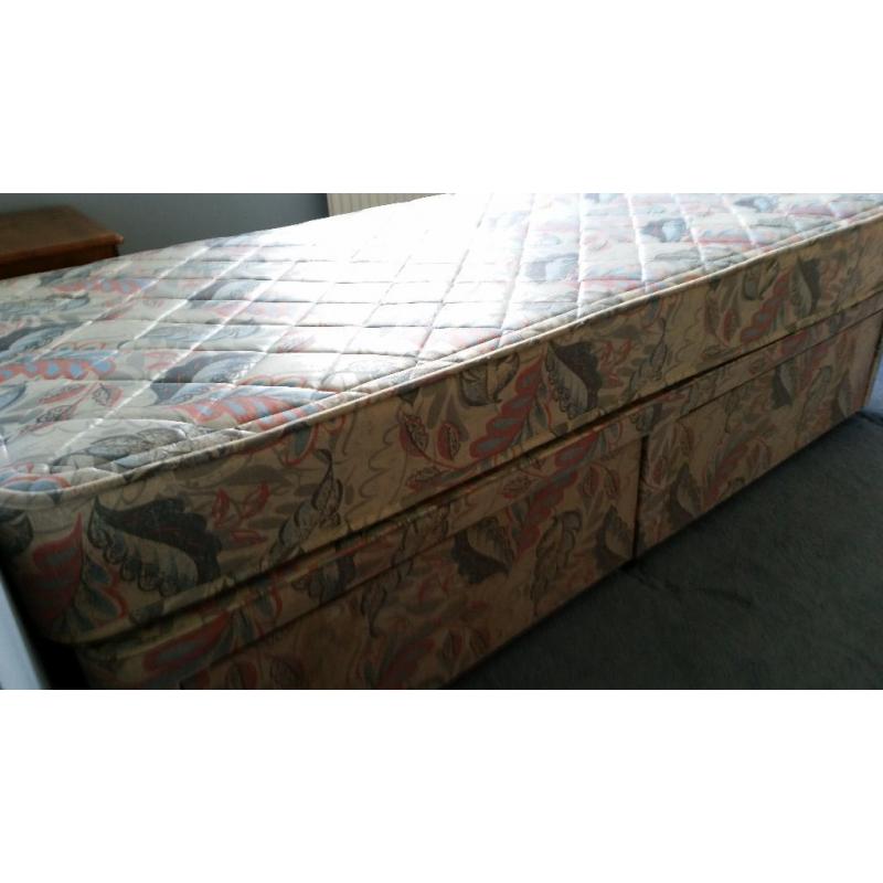 Single divan Bed - 2 drawers - Good condition