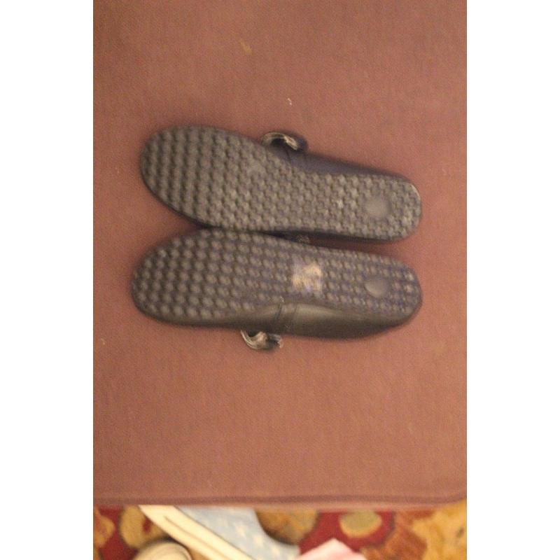 GIRLS BLACK SCHOOL SHOES - SIZE 5 (NEW)