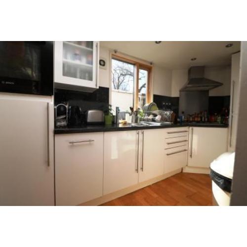 massive double bedroom to let available for couples nearby london bridge main line station