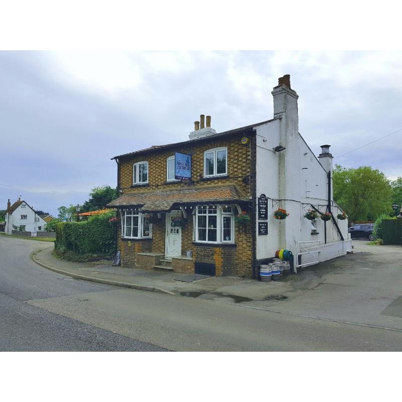 Live in couple required to work in kitchen and bar in a busy country pub