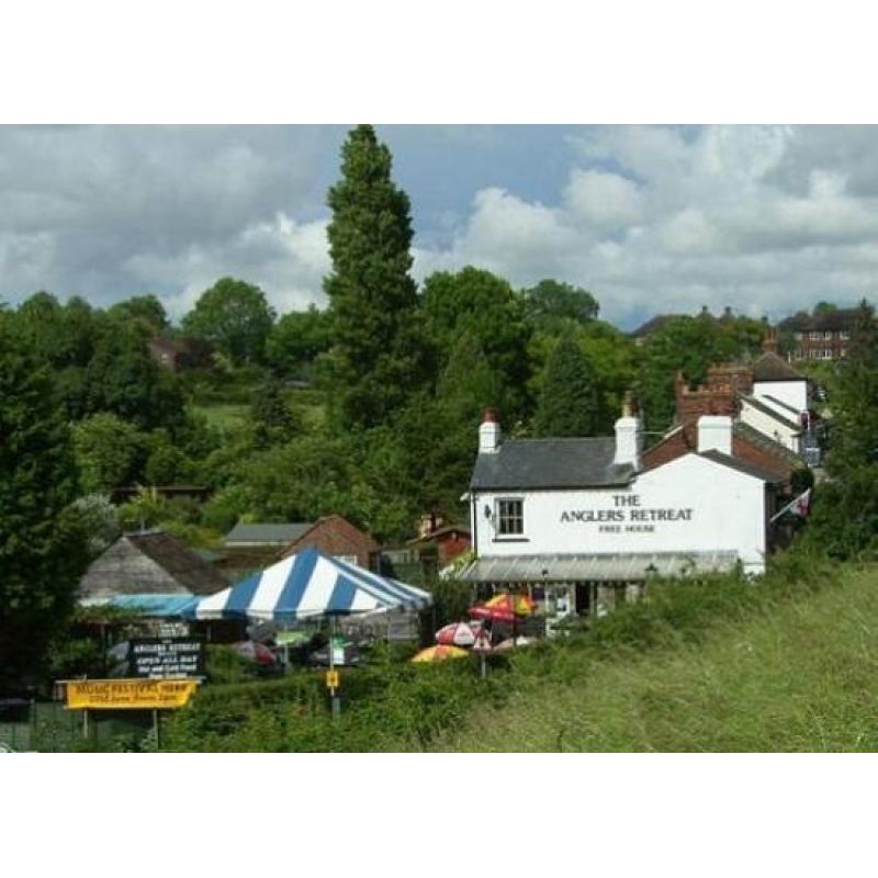 Live in couple required to work in kitchen and bar in a busy country pub