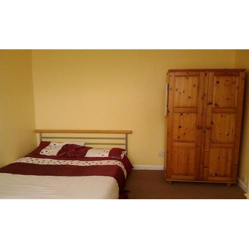 Large clean double, no agent fees or tax just redecorated in smart comfortable house. free parking