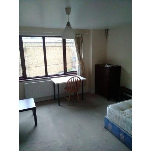Master ensuite room for a couple in Isle of Dogs