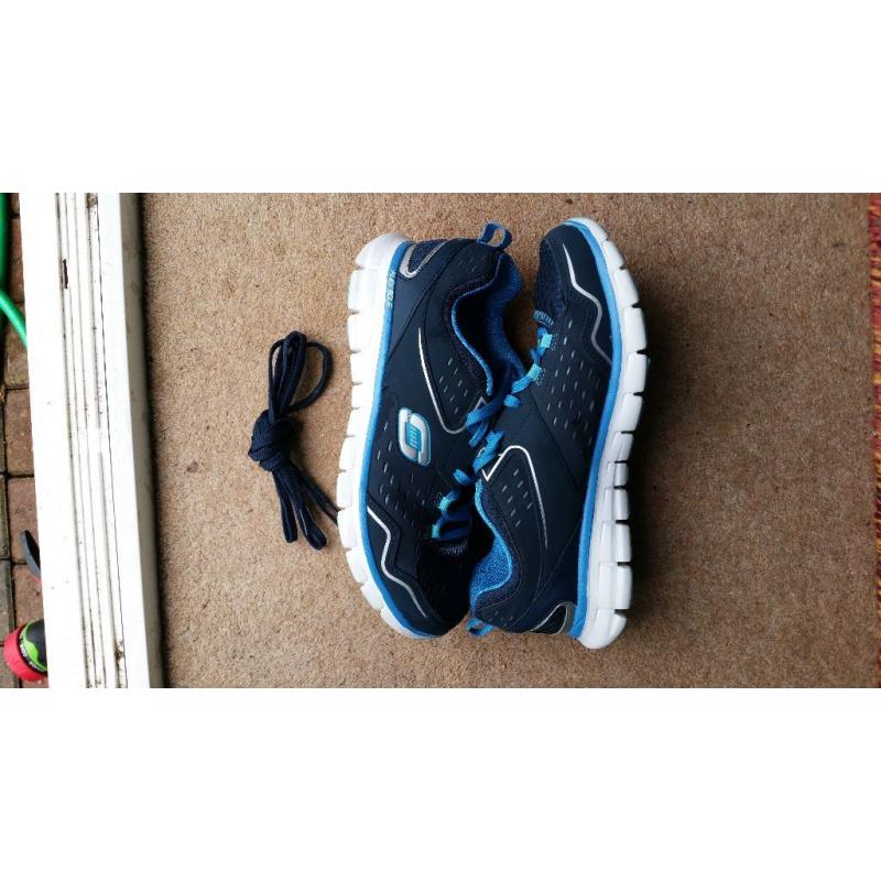 Sketchers Sport Flex Sole with Memory Foam Interior, Near Perfect Condition. Size 6.
