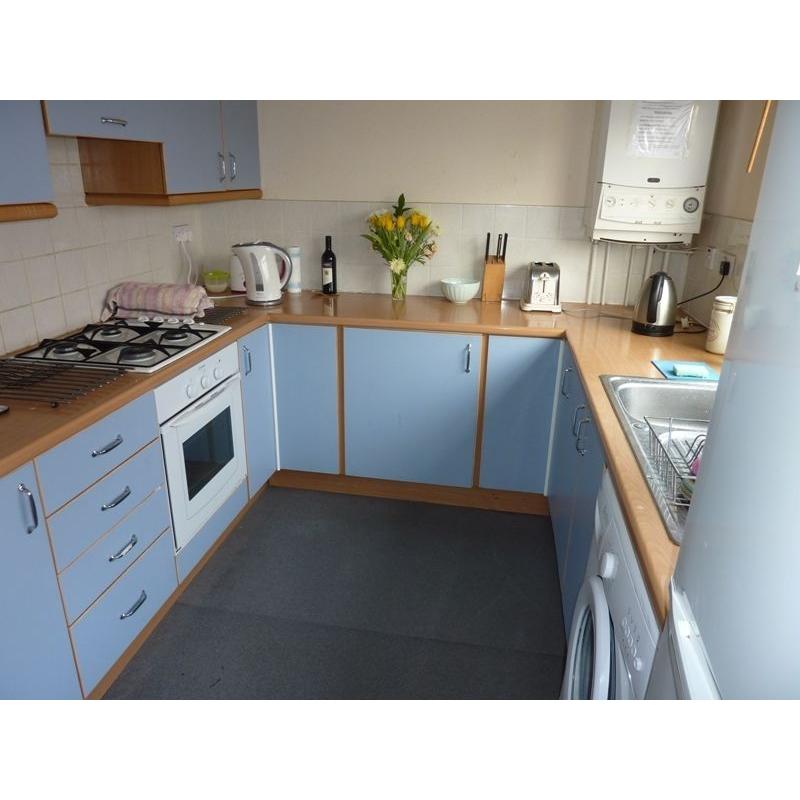 DOUBLE ROOM AVAIL NOW IN LUX FLATSHARE V. CLOSE TO SUTTON TOWN CENTRE