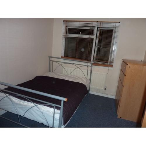 DOUBLE ROOM AVAIL NOW IN LUX FLATSHARE V. CLOSE TO SUTTON TOWN CENTRE