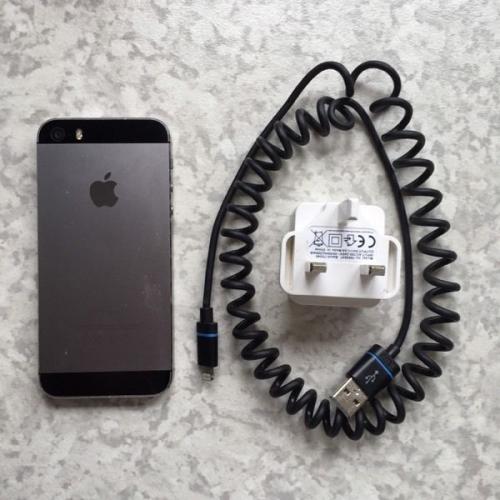 Apple iPhone 5S 16GB Black Cracked Screen Fully Working