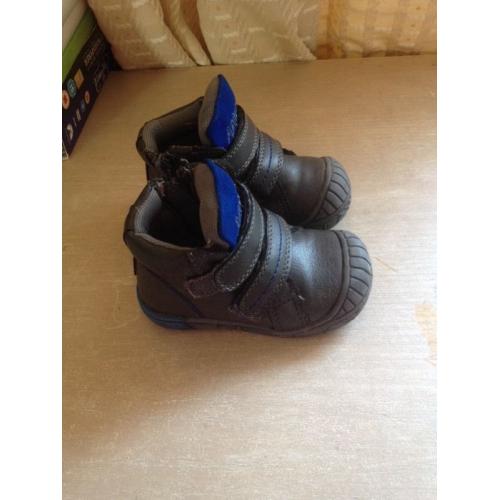 boots size 4