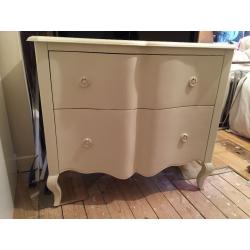 White chest of drawers