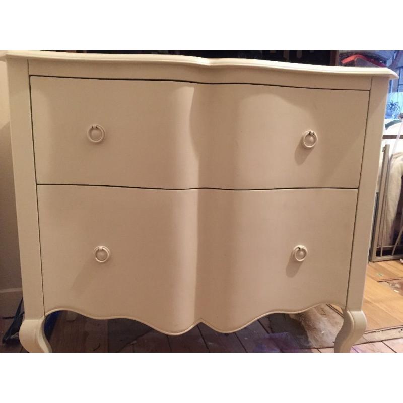 White chest of drawers