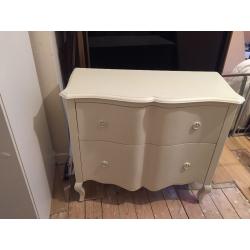 White chest of drawers