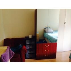 Bright Double room in Cricklewood