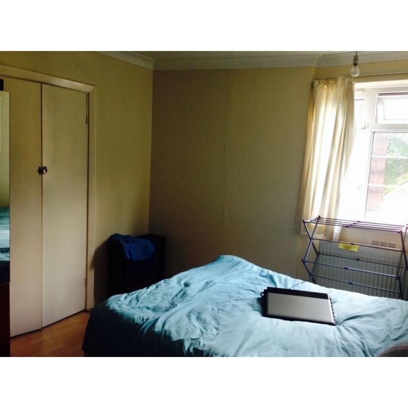 Bright Double room in Cricklewood