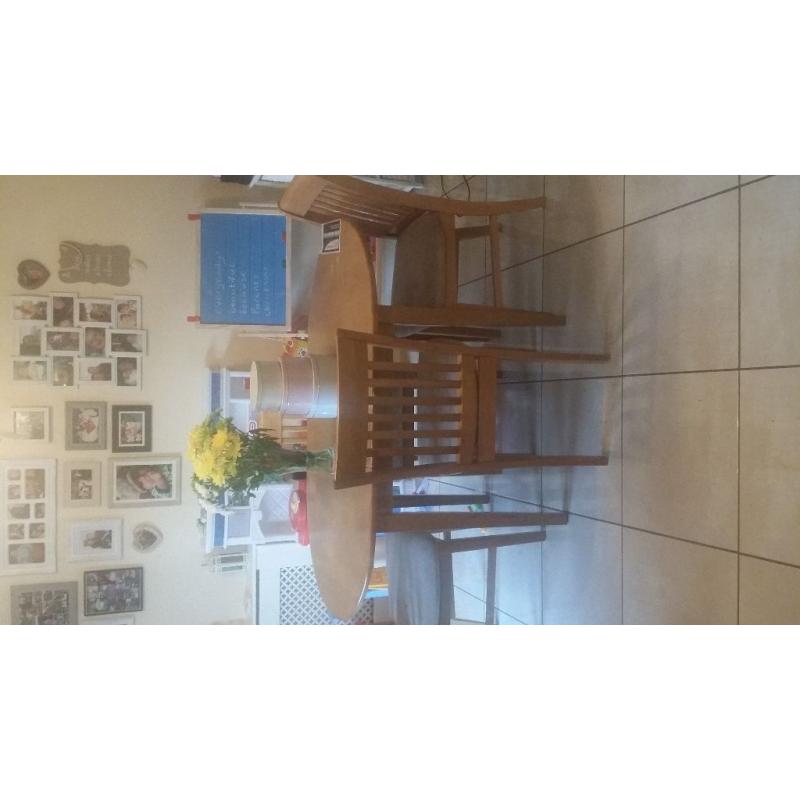 Extendable dining table and 4 chairs