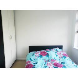 Double bedroom for a female in lovely St Margarets all bills included