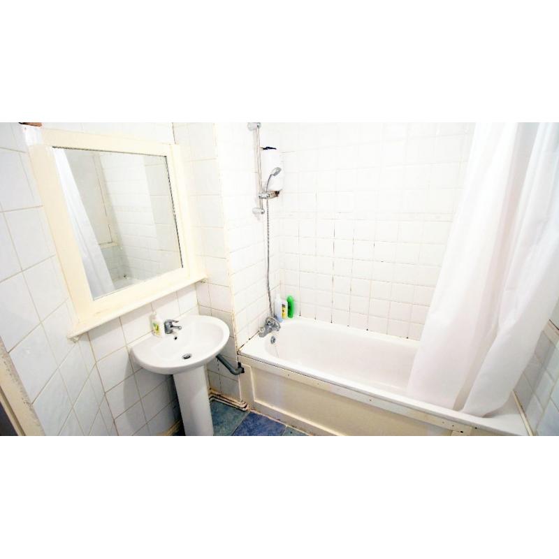 GREAT FULLY FURNISHED DOUBLE ROOM IN POPLAR (E14) | ALL BILLS INC. AND CLEANERS ONCE A MONTH