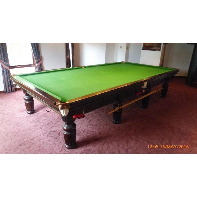12' Snooker table,cover, light, scoreboard, rules , cues and rack.