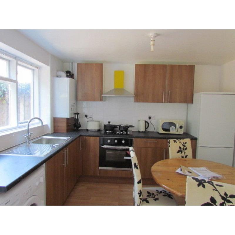 DOUBLE ROOMS AVAILABLE FOR RENT IN PLASTOW NEAR STATION**NO DEPOSIT REQUIRED AVAIABLE 16/06/2016