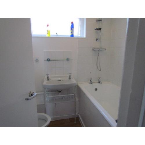 DOUBLE ROOMS AVAILABLE FOR RENT IN PLASTOW NEAR STATION**NO DEPOSIT REQUIRED AVAIABLE 16/06/2016
