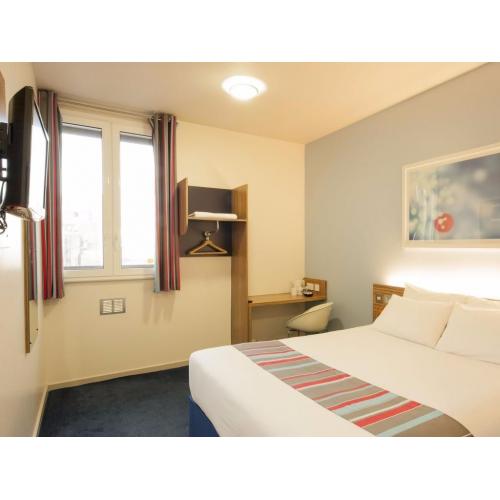 Short term Let - Affordable comfortable living, 23 mins from Central London in lovely house