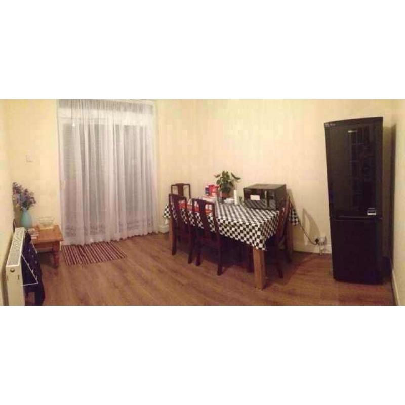 double room to let in a quiet house, for girls only.'@.@