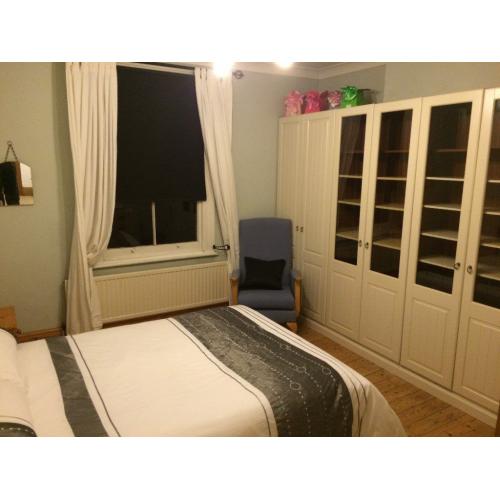 Big double room for couple or single person is available in Sutton area