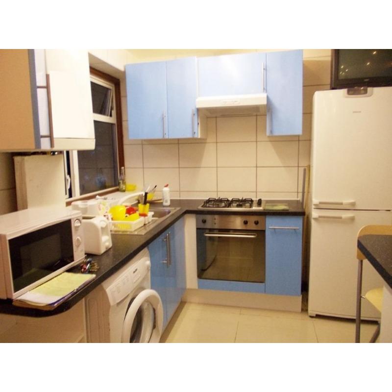 Single Room available - ALL BILLS INCLUDED - NOW ZONE 2