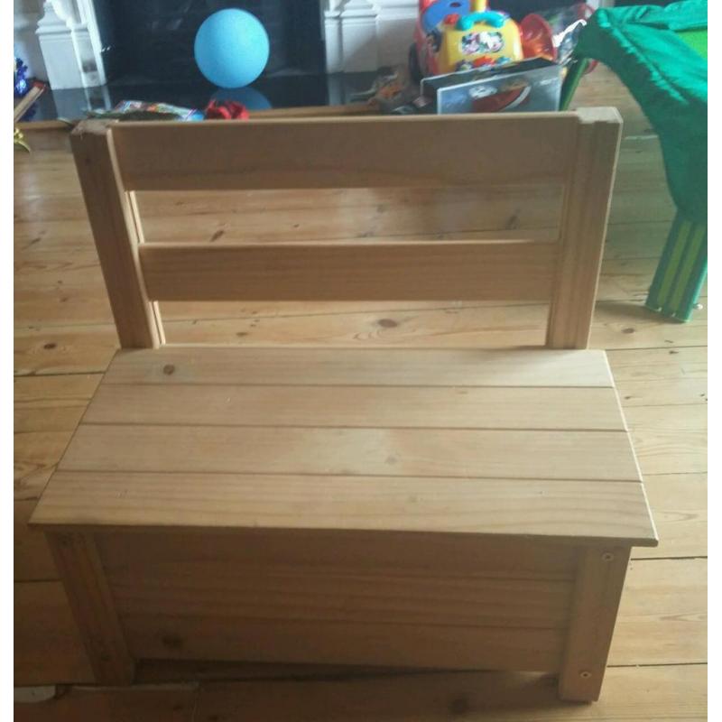 Children's toy storage/seat