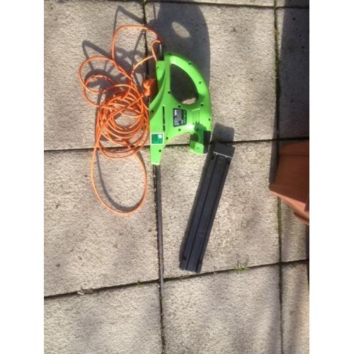Electric hedge trimmer