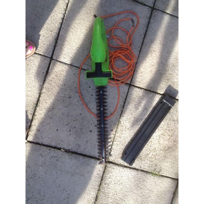 Electric hedge trimmer