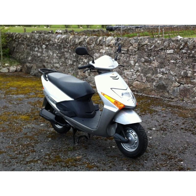 Honda Lead Scooter, SCV100, Reg. 2005