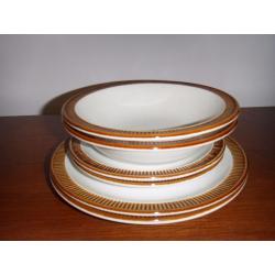 Poole pottery "chestnut" 2 bowls 2 saucers and 2 side plates