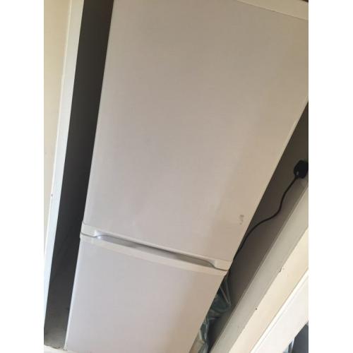 White LIKE NEW fridge/freezer
